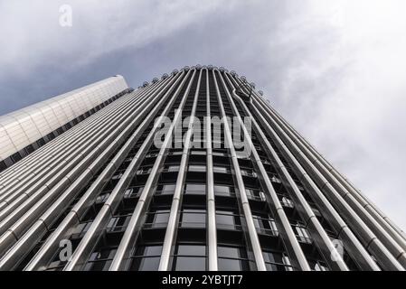 Madrid, Spanien, 28. März 2021: Bürogebäude von Torre Europa im Finanzviertel AZCA. Business Concept, Europa Stockfoto