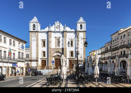 Evora, Portugal, 30. Juni 2022: Giraldo-Platz im Stadtzentrum. Alentejo. Restaurants und Terrassen, Europa Stockfoto