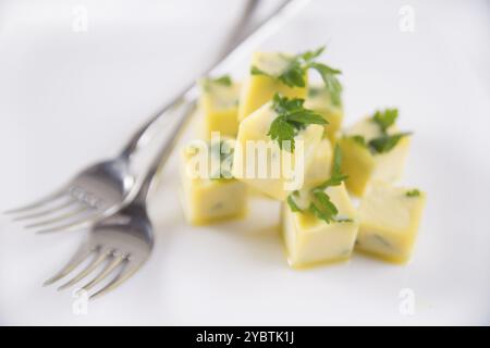 Gefrorene Würfel von nativem Olivenöl extra mit Petersilie gewürzt Stockfoto