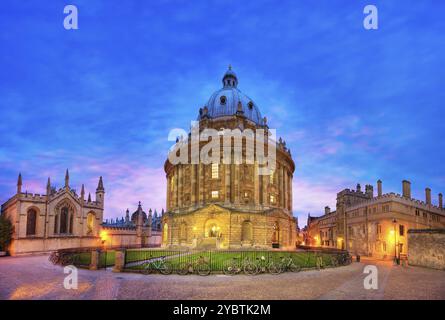 Radcliffe Kamera in der Abenddämmerung, Bodleian Library, Oxford University, Oxford, Oxfordshire, England, Vereinigtes Königreich, Europa Stockfoto