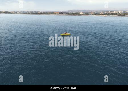 Blick aus der Vogelperspektive auf Everinceki Beach mit einem einzigen Motorboot auf dem kristallklaren Meer am Abend. Türkei Stockfoto