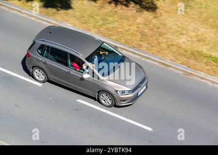 OSTRAVA, TSCHECHIEN - 13. AUGUST 2024: Volkswagen Touran II 5T MPV-Fahrzeug, Bewegungsunschärfe-Effekt Stockfoto