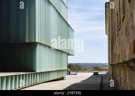 Zamora, Spanien, 7. April 2023: Ramos Carrion Theater. Renovierung des modernistischen Theaters mit einem modernen Gebäude mit Glasfassade von MGM Archite Stockfoto