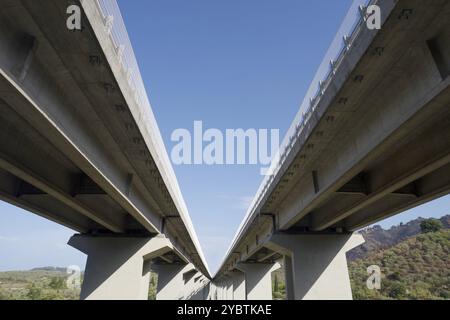 Fotografische Dokumentation eines Autobahnabschnitts auf Stahlbetonmasten Stockfoto