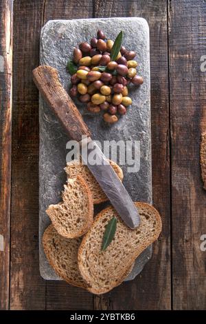 Aperitif aus Brot mit gemischten Oliven in Salzlake der Toskana Italien Stockfoto