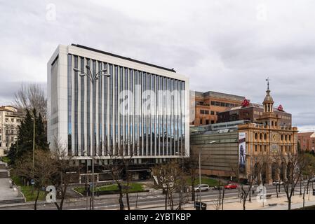 Madrid, Spanien, 8. März 2020: Stadtbild der Paseo de la Castellana Avenue mit modernem Bürogebäude und Einkaufszentrum ABC Serrano, Europa Stockfoto