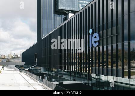 Madrid, Spanien, 5. Dezember 2021: IE University Campus in Cuatro Torres Business Area. Private Business School. Caleido Tower, Europa Stockfoto