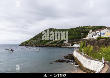 Angra do Heroismo, Portugal, 2. Juli 2022: Panoramablick auf die Altstadt, den Strand und den Hafen. Terceira Island, Azoren. Blick bei Sonnenuntergang, Europa Stockfoto