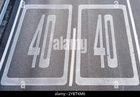 40 Kilometer oder Meilen pro Stunde Geschwindigkeitsbegrenzung Zeichen in Straßenfarbe. Draufsicht Stockfoto