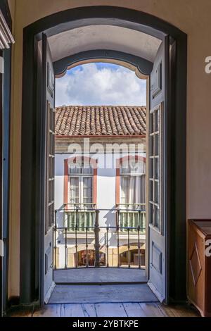 Alte Kolonialhäuser in der historischen Stadt Ouro Preto durch die Türen eines typischen Hauses in der Stadt im Staat Minas Gerais Stockfoto