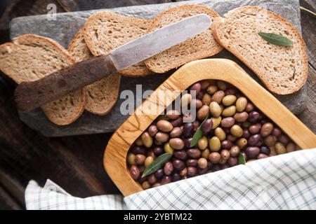 Aperitif aus Brot mit gemischten Oliven in Salzlake der Toskana Italien Stockfoto