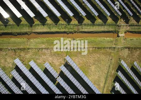 Überflug eines Bereichs, der der Stromerzeugung mit der Verwendung von Solarmodulen gewidmet ist Stockfoto