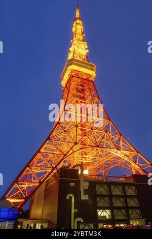 Blick in die Dämmerung auf den orangen Tokio Tower, der dem Eiffelturm sehr ähnlich ist, aber 30 m (330) höher ist, da er ein Fernsehturm ist, jetzt ist er nur noch ein Beobachtungsturm Stockfoto