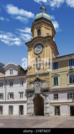 Der Uhrenturm der Stadt oder Gradski toranj, ein Wahrzeichen von Rijeka, Kroatien, Europa, an einem sonnigen Sommertag in Korzo, der Hauptstraße der Stadt, Europ Stockfoto