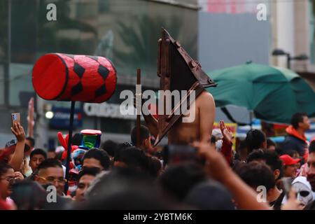 Mexiko-Stadt, Mexiko. Oktober 2024. Eine Person, die sich beim jährlichen Zombie Walk 2024 MX verkleidet hat, vom Denkmal der Revolution bis zum Hauptplatz Zocalo in Mexiko-Stadt. Am 19. Oktober 2024 in Mexiko-Stadt. (Foto: Carlos Santiago/ Credit: Eyepix Group/Alamy Live News Stockfoto