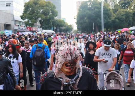 Mexiko-Stadt, Mexiko. Oktober 2024. Personen, die während des jährlichen Zombie Walks 2024 MX getarnt sind, vom Denkmal der Revolution bis zum Hauptplatz Zocalo in Mexiko-Stadt. Am 19. Oktober 2024 in Mexiko-Stadt. (Foto: Carlos Santiago/ Credit: Eyepix Group/Alamy Live News Stockfoto