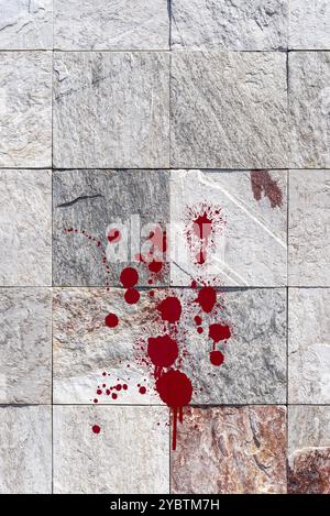 Rote Blutspritzer auf Steinwand. Horror und Verbrechen Hintergrund Konzept Stockfoto