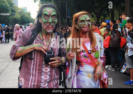 Mexiko-Stadt, Mexiko. Oktober 2024. Personen, die während des jährlichen Zombie Walks 2024 MX getarnt sind, vom Denkmal der Revolution bis zum Hauptplatz Zocalo in Mexiko-Stadt. Am 19. Oktober 2024 in Mexiko-Stadt. (Foto: Carlos Santiago/ Credit: Eyepix Group/Alamy Live News Stockfoto