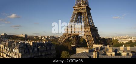 Panoramablick auf den mittleren Teil des Eiffelturms, Paris Frankreich Stockfoto