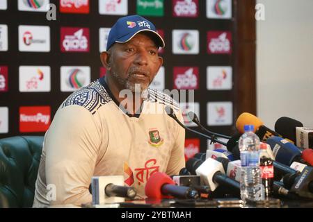 Bangladesch Team der neu ernannte Head Coach Phil Simmons nimmt am 19. Oktober an einer Pressekonferenz im Media Centre of SBNCS in Mirpur Dhaka, Bangladesch, Teil. Stockfoto