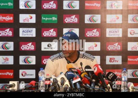 Bangladesch Team der neu ernannte Head Coach Phil Simmons nimmt am 19. Oktober an einer Pressekonferenz im Media Centre of SBNCS in Mirpur Dhaka, Bangladesch, Teil. Stockfoto