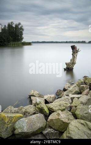 Der Fluss Nieuwe Merwede in der Nähe der Zuidhaven auf der Insel Dordrecht Stockfoto