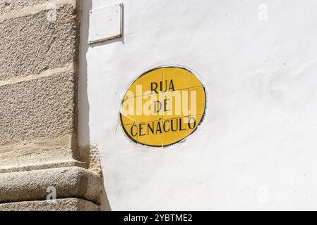 Evora, Portugal, 30. Juni 2022: Schild „Rua de Cenaculo“ oder „Cenaculo Street“ an der weiß getünchten Mauer, Europa Stockfoto