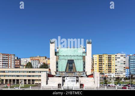 Santander, Spanien, 13. September 2020: Palacio de Festivales oder Festivalpalast, ein berühmtes Theater in der Bucht von Santander, entworfen vom Architekten Oiza, EU Stockfoto