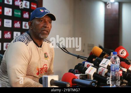 Bangladesch Team der neu ernannte Head Coach Phil Simmons nimmt am 19. Oktober an einer Pressekonferenz im Media Centre of SBNCS in Mirpur Dhaka, Bangladesch, Teil. Stockfoto