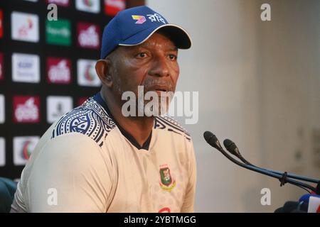 Bangladesch Team der neu ernannte Head Coach Phil Simmons nimmt am 19. Oktober an einer Pressekonferenz im Media Centre of SBNCS in Mirpur Dhaka, Bangladesch, Teil. Stockfoto