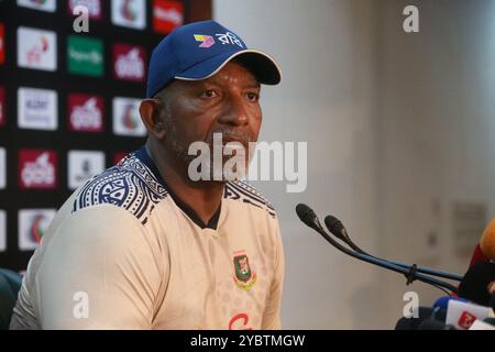 Bangladesch Team der neu ernannte Head Coach Phil Simmons nimmt am 19. Oktober an einer Pressekonferenz im Media Centre of SBNCS in Mirpur Dhaka, Bangladesch, Teil. Stockfoto