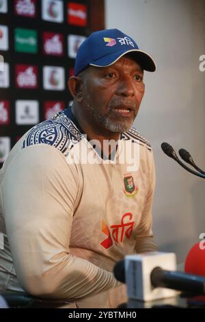 Bangladesch Team der neu ernannte Head Coach Phil Simmons nimmt am 19. Oktober an einer Pressekonferenz im Media Centre of SBNCS in Mirpur Dhaka, Bangladesch, Teil. Stockfoto