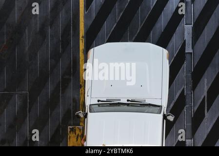 Auto auf dem Autodeck einer Ro-Ro-Fähre während der Fahrt geparkt. Draufsicht Stockfoto