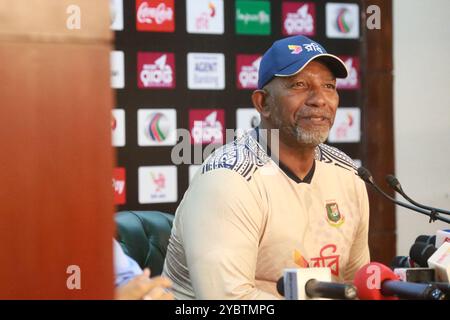 Bangladesch Team der neu ernannte Head Coach Phil Simmons nimmt am 19. Oktober an einer Pressekonferenz im Media Centre of SBNCS in Mirpur Dhaka, Bangladesch, Teil. Stockfoto