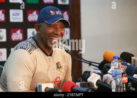 Bangladesch Team der neu ernannte Head Coach Phil Simmons nimmt am 19. Oktober an einer Pressekonferenz im Media Centre of SBNCS in Mirpur Dhaka, Bangladesch, Teil. Stockfoto