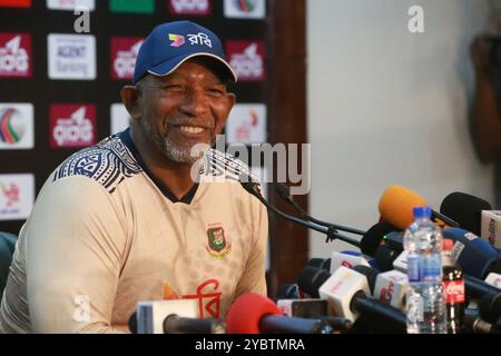 Bangladesch Team der neu ernannte Head Coach Phil Simmons nimmt am 19. Oktober an einer Pressekonferenz im Media Centre of SBNCS in Mirpur Dhaka, Bangladesch, Teil. Stockfoto