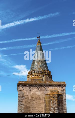 Turm der Kathedrale von Evora. Niedriger Winkel vor blauem Himmel. Alentejo, Portugal, Europa Stockfoto