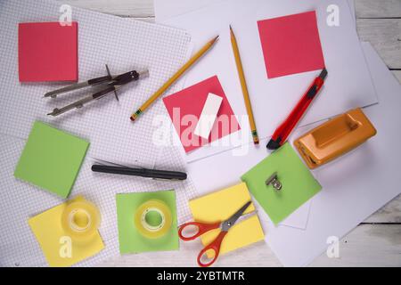 Präsentationen von verschiedenen unverzichtbaren Accessoires für die moderne Schule Stockfoto