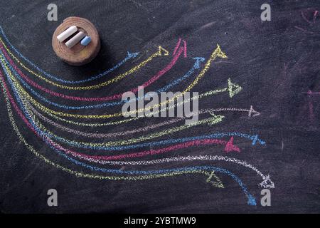 Geschwungene farbige Pfeile mit Kreide auf die Tafel gezeichnet Stockfoto