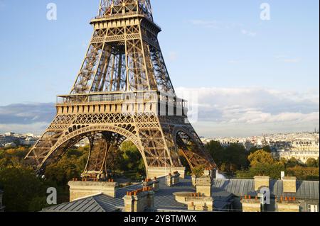 Erhöhter Blick auf den mittleren Teil des Eiffelturms, Paris, Frankreich, Europa Stockfoto