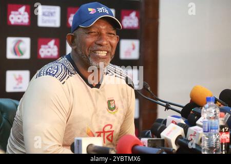 Bangladesch Team der neu ernannte Head Coach Phil Simmons nimmt am 19. Oktober an einer Pressekonferenz im Media Centre of SBNCS in Mirpur Dhaka, Bangladesch, Teil. Stockfoto