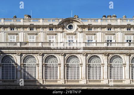 Madrid, Spanien, 18. Oktober 2020: Königspalast in Madrid an einem wunderschönen blauen Himmel, Europa Stockfoto