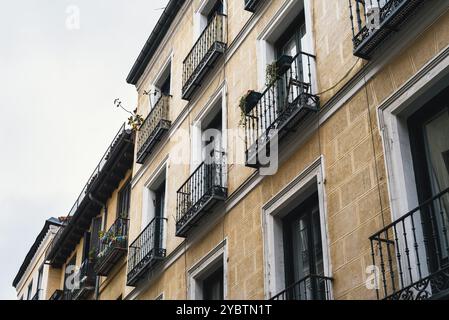 Niedriger Winkel Ansicht der traditionellen gusseisernen Balkone von alt Wohngebäude im Lavapies-Viertel im Zentrum von Madrid Stockfoto