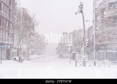 Madrid, Spanien, 9. Januar 2021: Blick auf einen schneebedeckten Stree bei starkem Schneefall. Sturm Filomena in Madrid. Lopez de Hoyos Street, Europa Stockfoto