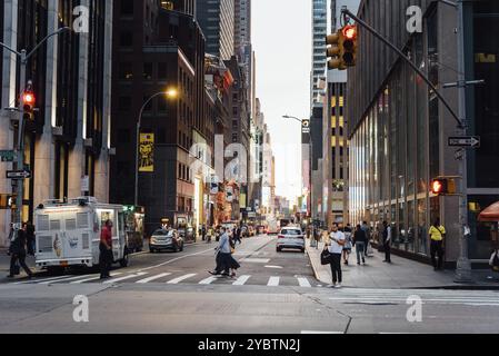 New York City, USA, 21. Juni 2018: Straßenszene in New York City in der Abenddämmerung, Nordamerika Stockfoto