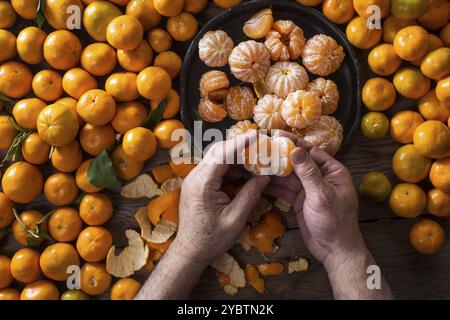 Präsentation von geschälten Mandarinen auf alten Holztisch Stockfoto