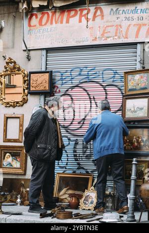 Madrid, Spanien, 20. Oktober 2020: Menschen auf dem berühmten Markt El Rastro in La Latina im Zentrum von Madrid. Antiquitäten, Gegenstände und alte Möbel sind nicht vorhanden Stockfoto
