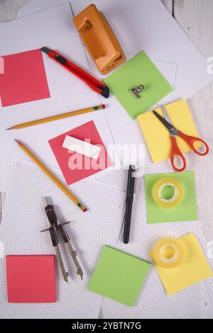 Präsentationen von verschiedenen unverzichtbaren Accessoires für die moderne Schule Stockfoto