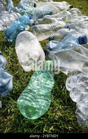 Zeichen der Unhöflichkeit benutzte Plastikflaschen, die auf einer Wiese abgelegt wurden Stockfoto