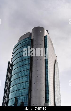 Madrid, Spanien, 28. März 2021: Titania Tower Wolkenkratzer im AZCA-Gebiet. El Corte Ingles und Ernst and Young, Europa Stockfoto